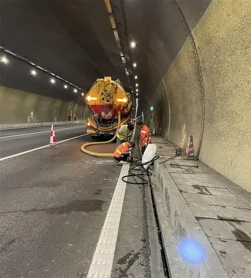 永新隧道排水渠清淤